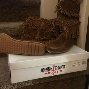 Minnetonka moccasin 5 fringe boot